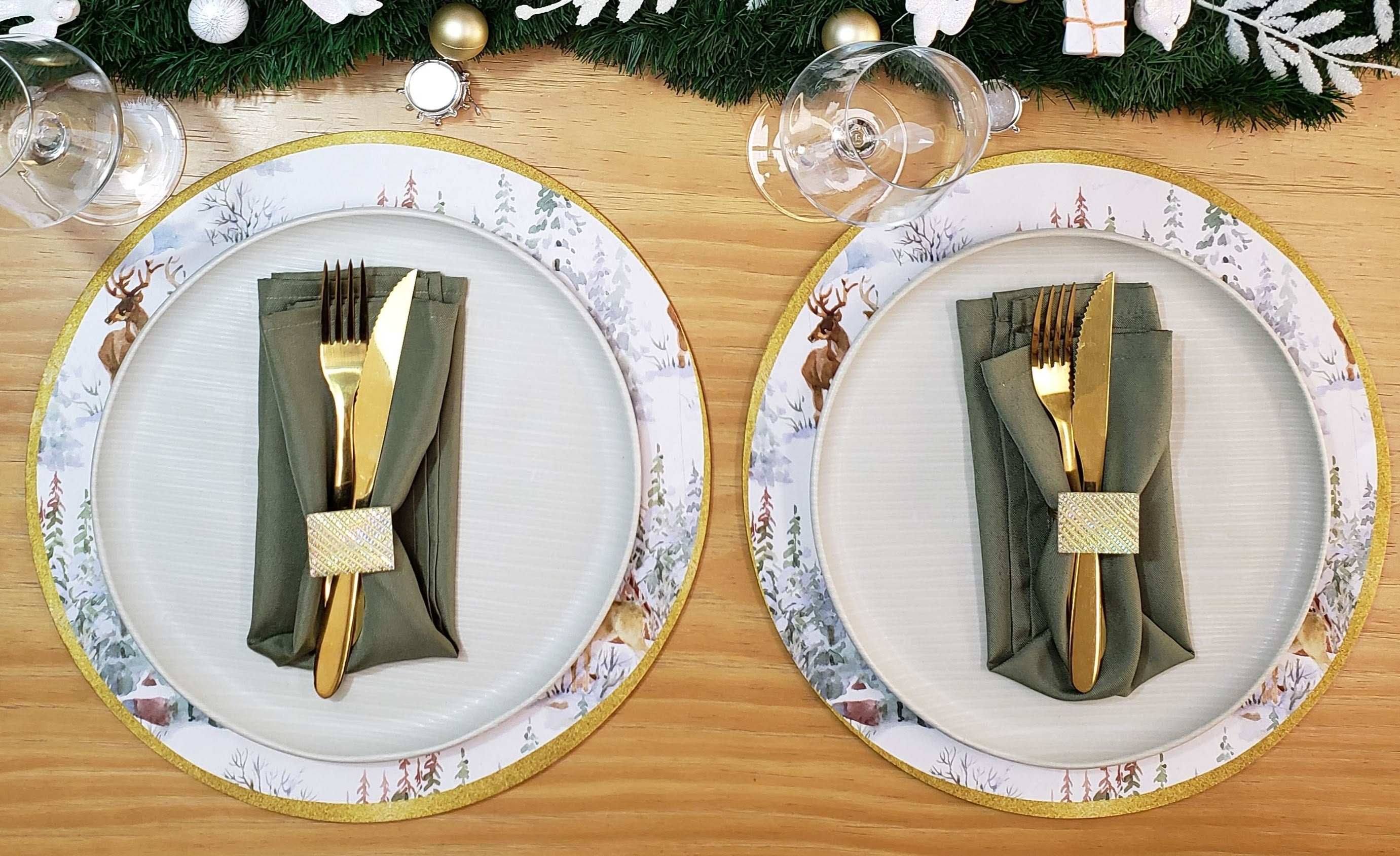 Set of 4 Round Placemats Covers Christmas Reindeer Cloth 14" Dia Synthetic | Red-3